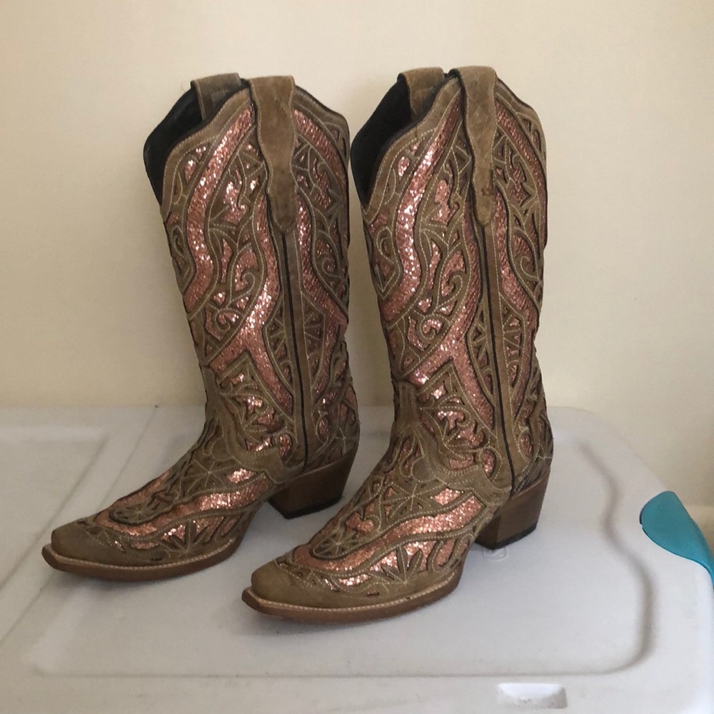 Size 9 women’s cowboy boots.